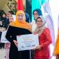 Gubernur Khofifah menyerahkan Bantuan Langsung Tunai Dana Bagi Hasil Cukai Hasil Tembakau (DBHCHT) kepada 315 buruh pabrik rokok PT Gelora Djaja Surabaya. (Foto: Adpim For DigitalJatim)