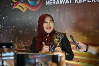 Anggota DPD RI Lia Istifhama saat menerima penghargaan dari media online beritajatim.com. (foto: Istimewa)
