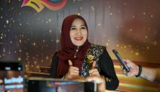 Anggota DPD RI Lia Istifhama saat menerima penghargaan dari media online beritajatim.com. (foto: Istimewa)