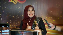 Anggota DPD RI Lia Istifhama saat menerima penghargaan dari media online beritajatim.com. (foto: Istimewa)