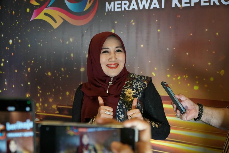 Anggota DPD RI Lia Istifhama saat menerima penghargaan dari media online beritajatim.com. (foto: Istimewa)