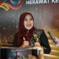 Anggota DPD RI Lia Istifhama saat menerima penghargaan dari media online beritajatim.com. (foto: Istimewa)
