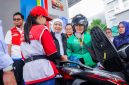 Gubernur Jawa Timur Khofifah Indar Parawansa membagikan bahan bakar minyak (BBM) gratis dan paket sembako kepada 160 pengemudi ojek online (ojol) di SPBU Ciliwung, Purwantoro, Kota Malang. (Foto: Adpim For DigitalJatim)
