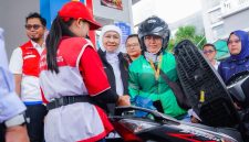 Gubernur Jawa Timur Khofifah Indar Parawansa membagikan bahan bakar minyak (BBM) gratis dan paket sembako kepada 160 pengemudi ojek online (ojol) di SPBU Ciliwung, Purwantoro, Kota Malang. (Foto: Adpim For DigitalJatim)