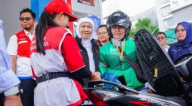 Gubernur Jawa Timur Khofifah Indar Parawansa membagikan bahan bakar minyak (BBM) gratis dan paket sembako kepada 160 pengemudi ojek online (ojol) di SPBU Ciliwung, Purwantoro, Kota Malang. (Foto: Adpim For DigitalJatim)