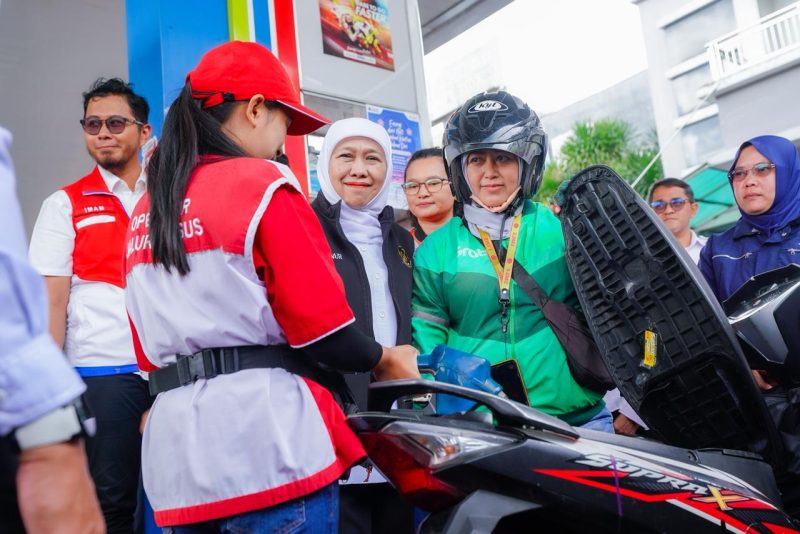 Gubernur Jawa Timur Khofifah Indar Parawansa membagikan bahan bakar minyak (BBM) gratis dan paket sembako kepada 160 pengemudi ojek online (ojol) di SPBU Ciliwung, Purwantoro, Kota Malang. (Foto: Adpim For DigitalJatim)