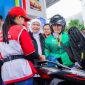 Gubernur Jawa Timur Khofifah Indar Parawansa membagikan bahan bakar minyak (BBM) gratis dan paket sembako kepada 160 pengemudi ojek online (ojol) di SPBU Ciliwung, Purwantoro, Kota Malang. (Foto: Adpim For DigitalJatim)