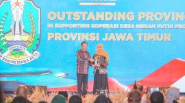 Penghargaan tersebut diserahkan langsung oleh Menteri Dalam Negeri Republik Indonesia (Mendagri RI), Tito Karnavian kepada Gubernur Jawa Timur Khofifah Indar Parawansa di The Ritz-Carlton Jakarta. (Foto: Adpim For DigitalJatim)
