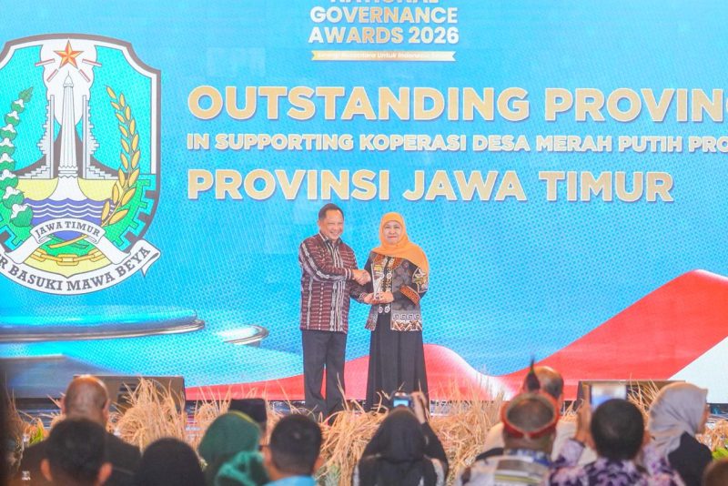 Penghargaan tersebut diserahkan langsung oleh Menteri Dalam Negeri Republik Indonesia (Mendagri RI), Tito Karnavian kepada Gubernur Jawa Timur Khofifah Indar Parawansa di The Ritz-Carlton Jakarta. (Foto: Adpim For DigitalJatim)