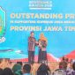 Penghargaan tersebut diserahkan langsung oleh Menteri Dalam Negeri Republik Indonesia (Mendagri RI), Tito Karnavian kepada Gubernur Jawa Timur Khofifah Indar Parawansa di The Ritz-Carlton Jakarta. (Foto: Adpim For DigitalJatim)