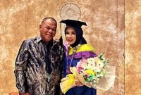 Wakil Bupati Sidoarjo Mimik Idayana wisuda ditemani suami tercinta di Surabaya. (Foto: Istimewa)
