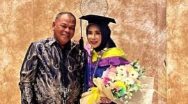 Wakil Bupati Sidoarjo Mimik Idayana wisuda ditemani suami tercinta di Surabaya. (Foto: Istimewa)