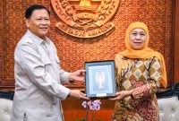 Gubernur Jawa Timur Khofifah Indar Parawansa saat menerima Wakil Menteri Kelautan Dan Perikanan / Kepala Badan Otorita Pengelola Pantura Jawa Laksamana TNI (Purn) Dr. Didit Herdiawan Ashaf bersama jajaran di Gedung Negara Grahadi Surabaya. (Foto: Adpim For Digitaljatim)
