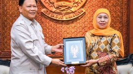 Gubernur Jawa Timur Khofifah Indar Parawansa saat menerima Wakil Menteri Kelautan Dan Perikanan / Kepala Badan Otorita Pengelola Pantura Jawa Laksamana TNI (Purn) Dr. Didit Herdiawan Ashaf bersama jajaran di Gedung Negara Grahadi Surabaya. (Foto: Adpim For Digitaljatim)