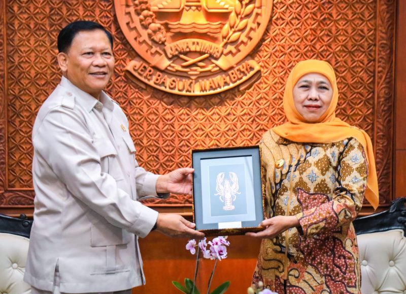 Gubernur Jawa Timur Khofifah Indar Parawansa saat menerima Wakil Menteri Kelautan Dan Perikanan / Kepala Badan Otorita Pengelola Pantura Jawa Laksamana TNI (Purn) Dr. Didit Herdiawan Ashaf bersama jajaran di Gedung Negara Grahadi Surabaya. (Foto: Adpim For Digitaljatim)