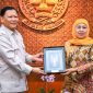 Gubernur Jawa Timur Khofifah Indar Parawansa saat menerima Wakil Menteri Kelautan Dan Perikanan / Kepala Badan Otorita Pengelola Pantura Jawa Laksamana TNI (Purn) Dr. Didit Herdiawan Ashaf bersama jajaran di Gedung Negara Grahadi Surabaya. (Foto: Adpim For Digitaljatim)