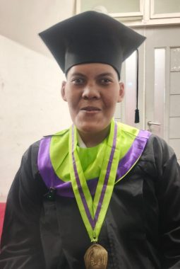 Dari Keterbatasan ke Prestasi, Elpanta Tarigan Raih Beasiswa S2 di Wisuda UNESA ke-119