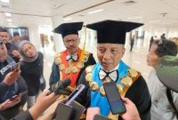 Rektor Unesa Cak Hasan didampingi Wakil Rektor 1 Martadi. (Foto: Istimewa)
