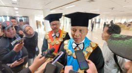 Rektor Unesa Cak Hasan didampingi Wakil Rektor 1 Martadi. (Foto: Istimewa)