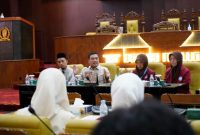 Anggota Komisi E DPRD Jawa Timur Puguh Wiji Pamungkas menerima kunjungan puluhan pelajar yang tergabung dalam OSIS SMAIT Al Uswah Surabaya dalam kegiatan Uswah Konivers 4.0 di Gedung DPRD Jatim. (Foto: Istimewa)