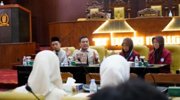 Anggota Komisi E DPRD Jawa Timur Puguh Wiji Pamungkas menerima kunjungan puluhan pelajar yang tergabung dalam OSIS SMAIT Al Uswah Surabaya dalam kegiatan Uswah Konivers 4.0 di Gedung DPRD Jatim. (Foto: Istimewa)