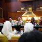 Anggota Komisi E DPRD Jawa Timur Puguh Wiji Pamungkas menerima kunjungan puluhan pelajar yang tergabung dalam OSIS SMAIT Al Uswah Surabaya dalam kegiatan Uswah Konivers 4.0 di Gedung DPRD Jatim. (Foto: Istimewa)