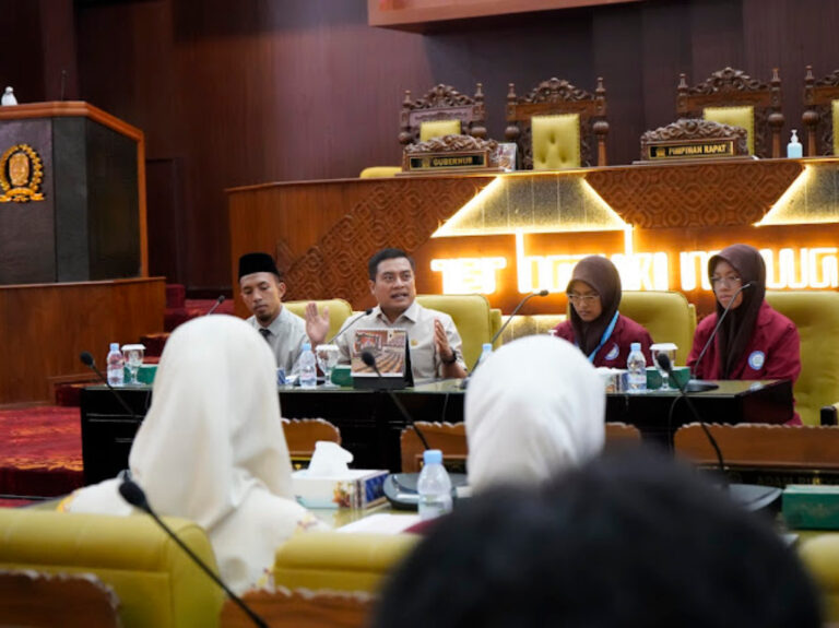 Anggota Komisi E DPRD Jawa Timur Puguh Wiji Pamungkas menerima kunjungan puluhan pelajar yang tergabung dalam OSIS SMAIT Al Uswah Surabaya dalam kegiatan Uswah Konivers 4.0 di Gedung DPRD Jatim. (Foto: Istimewa)