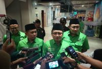 Sekjen DPP PKB Hasanuddin Wahid didampingi Wakil Ketua DPW PKB Jawa Timur Thoriqul Haq saat ditemui awak media di Fave Hotel Sidoarjo. 
