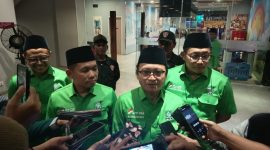 Sekjen DPP PKB Hasanuddin Wahid didampingi Wakil Ketua DPW PKB Jawa Timur Thoriqul Haq saat ditemui awak media di Fave Hotel Sidoarjo. 