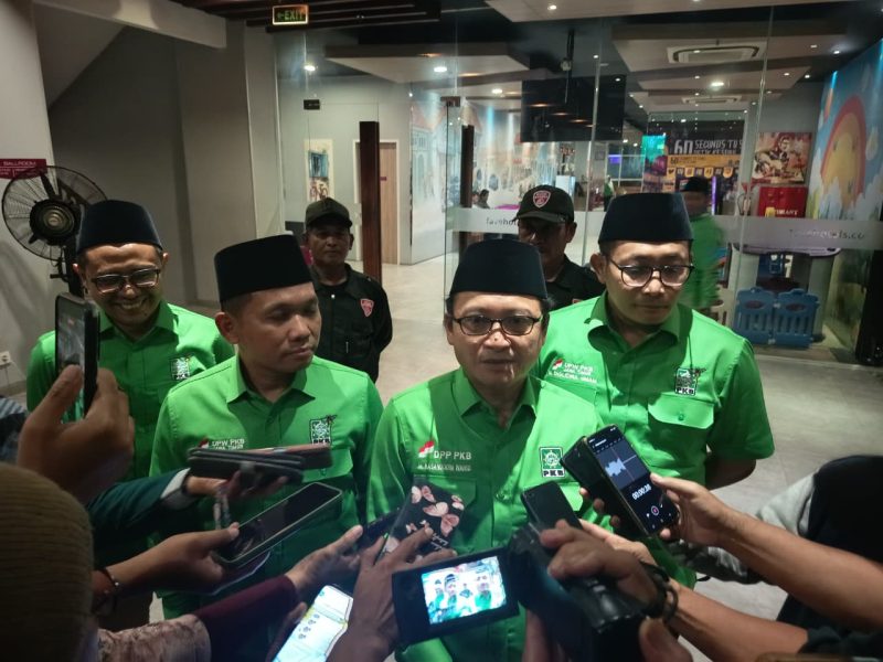 Sekjen DPP PKB Hasanuddin Wahid didampingi Wakil Ketua DPW PKB Jawa Timur Thoriqul Haq saat ditemui awak media di Fave Hotel Sidoarjo. 
