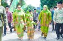 Ketua Umum PP Muslimat NU Arifah Choiri Fauzi (kiri) dengan Ketua Umum Dewan Pembina PP Muslimat NU Khofifah Indar Parawansa (kanan) bersama cucunya Aila. (Foto: Adpim For Digitaljatim)