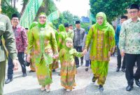 Ketua Umum PP Muslimat NU Arifah Choiri Fauzi (kiri) dengan Ketua Umum Dewan Pembina PP Muslimat NU Khofifah Indar Parawansa (kanan) bersama cucunya Aila. (Foto: Adpim For Digitaljatim)