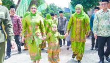 Ketua Umum PP Muslimat NU Arifah Choiri Fauzi (kiri) dengan Ketua Umum Dewan Pembina PP Muslimat NU Khofifah Indar Parawansa (kanan) bersama cucunya Aila. (Foto: Adpim For Digitaljatim)