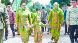 Ketua Umum PP Muslimat NU Arifah Choiri Fauzi (kiri) dengan Ketua Umum Dewan Pembina PP Muslimat NU Khofifah Indar Parawansa (kanan) bersama cucunya Aila. (Foto: Adpim For Digitaljatim)