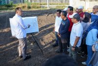 Wali Kota Surabaya, Eri Cahyadi, melakukan inspeksi mendadak (sidak) di kawasan Jalan Ketintang Madya. (Foto: Istimewa)