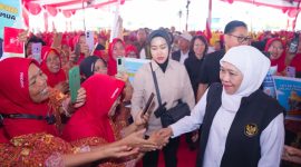 Gubernur Jawa Timur Khofifah Indar Parawansa  untuk kedua kalinya dalam periode tahun anggaran 2026 menyalurkan Bantuan Langsung Tunai (BLT) Dana Bagi Hasil Cukai Hasil Tembakau (DBHCHT) senilai Rp2,508 miliar pada buruh pabrik rokok PT HM Sampoerna Tbk Rungkut II Surabaya. (Foto: Adpim For DigitalJatim)