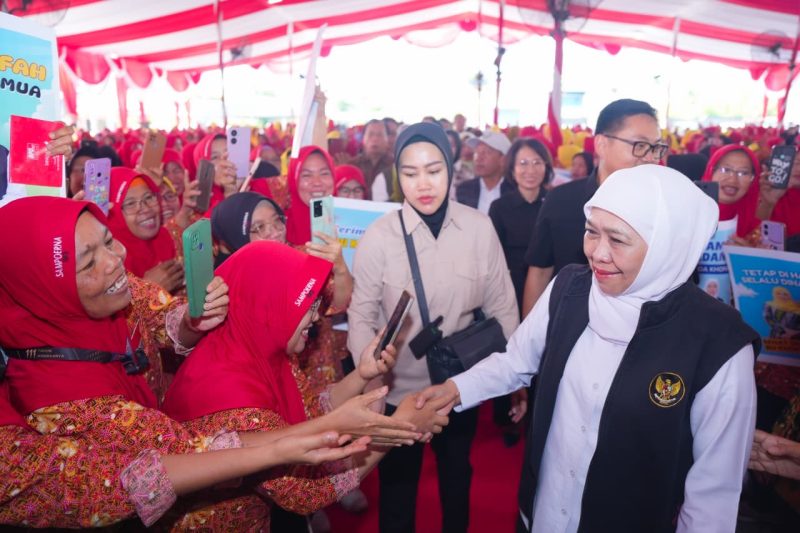 Gubernur Jawa Timur Khofifah Indar Parawansa  untuk kedua kalinya dalam periode tahun anggaran 2026 menyalurkan Bantuan Langsung Tunai (BLT) Dana Bagi Hasil Cukai Hasil Tembakau (DBHCHT) senilai Rp2,508 miliar pada buruh pabrik rokok PT HM Sampoerna Tbk Rungkut II Surabaya. (Foto: Adpim For DigitalJatim)