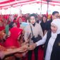Gubernur Jawa Timur Khofifah Indar Parawansa  untuk kedua kalinya dalam periode tahun anggaran 2026 menyalurkan Bantuan Langsung Tunai (BLT) Dana Bagi Hasil Cukai Hasil Tembakau (DBHCHT) senilai Rp2,508 miliar pada buruh pabrik rokok PT HM Sampoerna Tbk Rungkut II Surabaya. (Foto: Adpim For DigitalJatim)