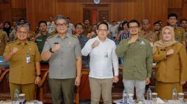 Sekdaprov Adhy Karyono saat membuka Sosialisasi Peraturan Daerah Nomor 1 Tahun 2026 tentang Penanggulangan Bencana Jawa Timur di Kantor Badan Perencanaan Pembangunan Daerah (Bappeda) Jatim Surabaya. (Foto: Adpim For DigitalJatim)