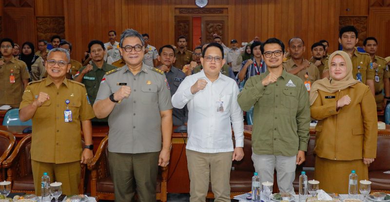 Sekdaprov Adhy Karyono saat membuka Sosialisasi Peraturan Daerah Nomor 1 Tahun 2026 tentang Penanggulangan Bencana Jawa Timur di Kantor Badan Perencanaan Pembangunan Daerah (Bappeda) Jatim Surabaya. (Foto: Adpim For DigitalJatim)