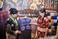Ketua Dewan Kerajinan Nasional Daerah (Dekranasda) Provinsi Jawa Timur, Arumi Bachsin Emil Dardak, resmi membuka Batik Bordir & Aksesoris Fair (BBA Fair) 2026 di Exhibition Hall Grand City Mall Surabaya/ (Foto: Adpim for digitaljatim)