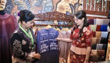 Ketua Dewan Kerajinan Nasional Daerah (Dekranasda) Provinsi Jawa Timur, Arumi Bachsin Emil Dardak, resmi membuka Batik Bordir & Aksesoris Fair (BBA Fair) 2026 di Exhibition Hall Grand City Mall Surabaya/ (Foto: Adpim for digitaljatim)