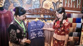 Ketua Dewan Kerajinan Nasional Daerah (Dekranasda) Provinsi Jawa Timur, Arumi Bachsin Emil Dardak, resmi membuka Batik Bordir & Aksesoris Fair (BBA Fair) 2026 di Exhibition Hall Grand City Mall Surabaya/ (Foto: Adpim for digitaljatim)