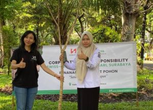 Peduli Lingkungan, Swiss-Belexpress Jemursari Tanam 100 Pohon di Surabaya