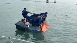ABK Kapal Tenggelam di Perairan PLTU Gresik Ditemukan Tewas, Satu Korban Masih Dicari