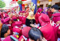 Gubernur Jawa Timur Khofifah Indar Parawansa menyampaikan apresiasi dan rasa bangga atas pelaksanaan Upacara Hari Pendidikan Nasional (Hardiknas) 2026 di Halaman Gedung Negara Grahadi, Surabaya. (Foto: Adpim For Digitaljatim)