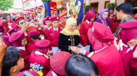 Gubernur Jawa Timur Khofifah Indar Parawansa menyampaikan apresiasi dan rasa bangga atas pelaksanaan Upacara Hari Pendidikan Nasional (Hardiknas) 2026 di Halaman Gedung Negara Grahadi, Surabaya. (Foto: Adpim For Digitaljatim)