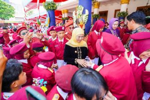 Upacara Hardiknas 2026 di Grahadi, Gubernur Khofifah Apresiasi Paskibra Bersatu dan Siswa Pidato 5 Bahasa