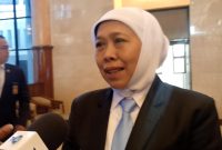 Gubernur Jawa Timur Khofifah Indar Parawansa saat diwawancarai awak media usai sidang paripurna di DPRD Jatim. (Foto: Syaiful/Digital Jatim)