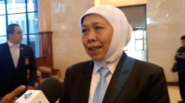 Gubernur Jawa Timur Khofifah Indar Parawansa saat diwawancarai awak media usai sidang paripurna di DPRD Jatim. (Foto: Syaiful/Digital Jatim)